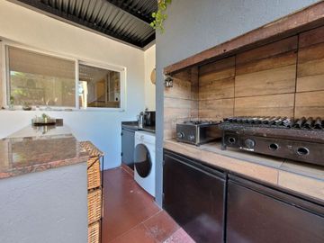 VENTA CASA 4 AMB. 2 COCHERAS, JARDÍN, DON BOSCO