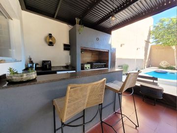 VENTA CASA 4 AMB. 2 COCHERAS, JARDÍN, DON BOSCO