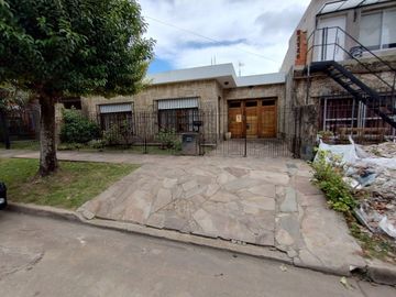 Venta casa 3 ambientes con cochera en Ezpeleta.