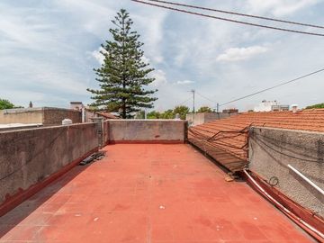 VENTA EN BLOQUE CASA + DPTOS, COCHERA Y LOCAL