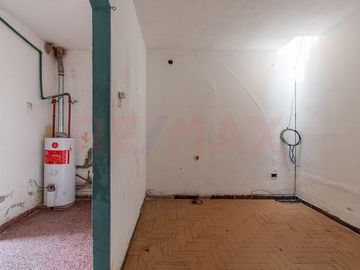 VENTA EN BLOQUE CASA + DPTOS, COCHERA Y LOCAL