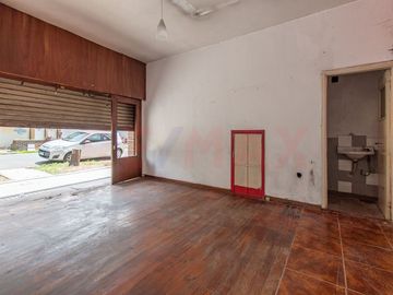 VENTA EN BLOQUE CASA + DPTOS, COCHERA Y LOCAL