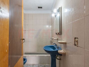 VENTA EN BLOQUE CASA + DPTOS, COCHERA Y LOCAL