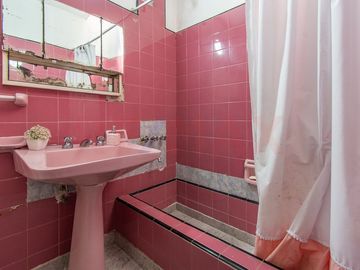 VENTA EN BLOQUE CASA + DPTOS, COCHERA Y LOCAL