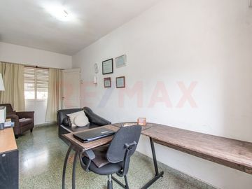 VENTA EN BLOQUE CASA + DPTOS, COCHERA Y LOCAL