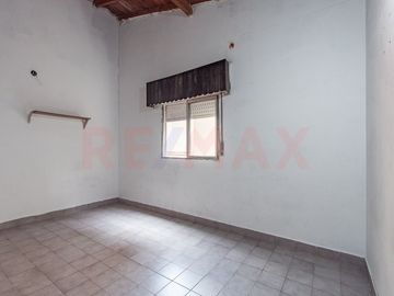 VENTA EN BLOQUE CASA + DPTOS, COCHERA Y LOCAL