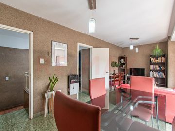 VENTA EN BLOQUE CASA + DPTOS, COCHERA Y LOCAL