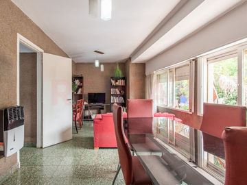 VENTA EN BLOQUE CASA + DPTOS, COCHERA Y LOCAL
