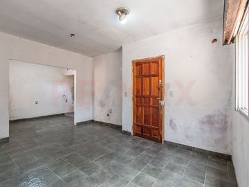 VENTA EN BLOQUE CASA + DPTOS, COCHERA Y LOCAL