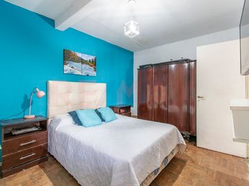 VENTA EN BLOQUE CASA + DPTOS, COCHERA Y LOCAL