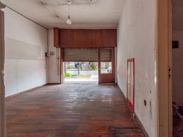 VENTA EN BLOQUE CASA + DPTOS, COCHERA Y LOCAL