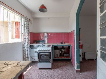 VENTA EN BLOQUE CASA + DPTOS, COCHERA Y LOCAL