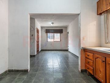 VENTA EN BLOQUE CASA + DPTOS, COCHERA Y LOCAL