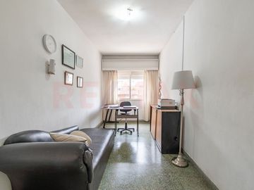 VENTA EN BLOQUE CASA + DPTOS, COCHERA Y LOCAL