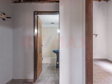 VENTA EN BLOQUE CASA + DPTOS, COCHERA Y LOCAL