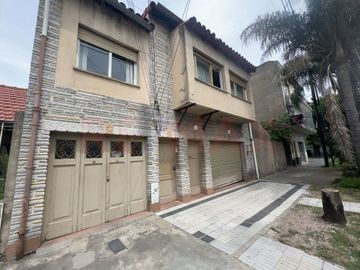 VENTA EN BLOQUE CASA + DPTOS, COCHERA Y LOCAL
