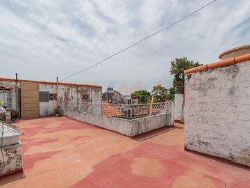 VENTA EN BLOQUE CASA + DPTOS, COCHERA Y LOCAL