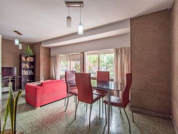 VENTA EN BLOQUE CASA + DPTOS, COCHERA Y LOCAL
