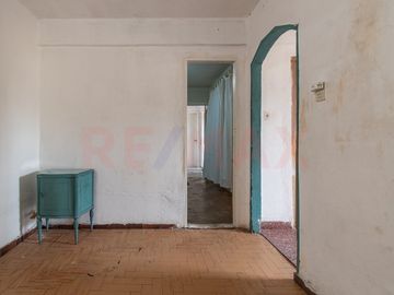 VENTA EN BLOQUE CASA + DPTOS, COCHERA Y LOCAL