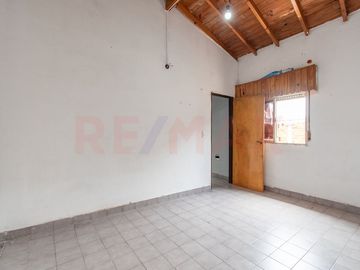 VENTA EN BLOQUE CASA + DPTOS, COCHERA Y LOCAL