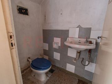 VENTA EN BLOQUE CASA + DPTOS, COCHERA Y LOCAL