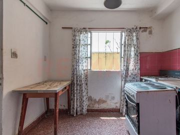 VENTA EN BLOQUE CASA + DPTOS, COCHERA Y LOCAL