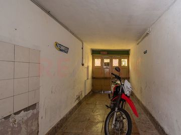 VENTA EN BLOQUE CASA + DPTOS, COCHERA Y LOCAL