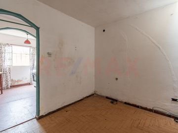 VENTA EN BLOQUE CASA + DPTOS, COCHERA Y LOCAL