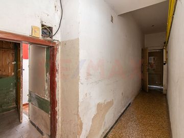 VENTA EN BLOQUE CASA + DPTOS, COCHERA Y LOCAL