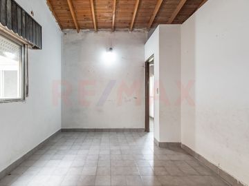 VENTA EN BLOQUE CASA + DPTOS, COCHERA Y LOCAL