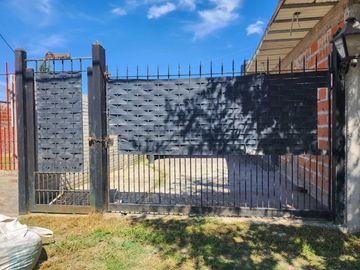 Venta casa funcional con Cochera y Pileta en Glew
