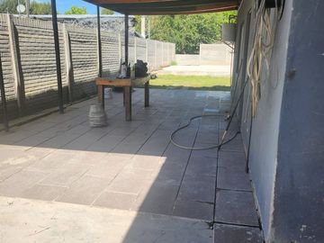 Venta casa funcional con Cochera y Pileta en Glew
