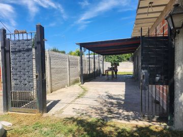 Venta casa funcional con Cochera y Pileta en Glew
