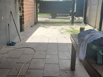 Venta casa funcional con Cochera y Pileta en Glew