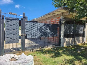 Venta casa funcional con Cochera y Pileta en Glew