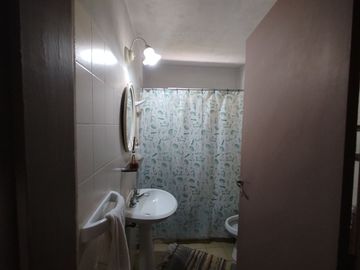 VENTA CASA 4 AMBIENTES LOMAS DE ZAMORA FONDO LIBRE