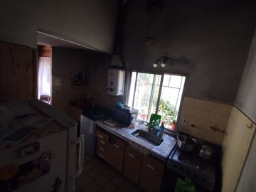 VENTA CASA 4 AMBIENTES LOMAS DE ZAMORA FONDO LIBRE