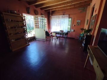VENTA CASA 4 AMBIENTES LOMAS DE ZAMORA FONDO LIBRE