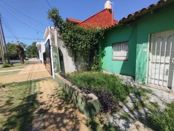 VENTA CASA 4 AMBIENTES LOMAS DE ZAMORA FONDO LIBRE