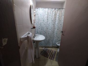 VENTA CASA 4 AMBIENTES LOMAS DE ZAMORA FONDO LIBRE