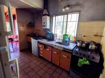 VENTA CASA 4 AMBIENTES LOMAS DE ZAMORA FONDO LIBRE