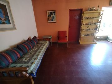 VENTA CASA 4 AMBIENTES LOMAS DE ZAMORA FONDO LIBRE