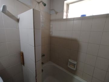 VENTA CASA 4 AMBIENTES LOMAS DE ZAMORA FONDO LIBRE