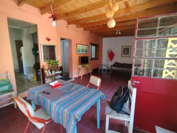 VENTA CASA 4 AMBIENTES LOMAS DE ZAMORA FONDO LIBRE
