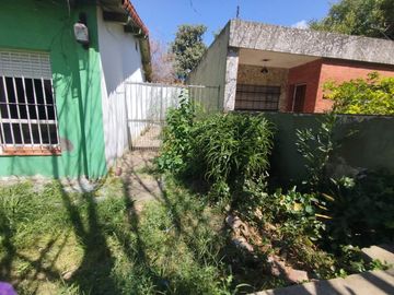 VENTA CASA 4 AMBIENTES LOMAS DE ZAMORA FONDO LIBRE