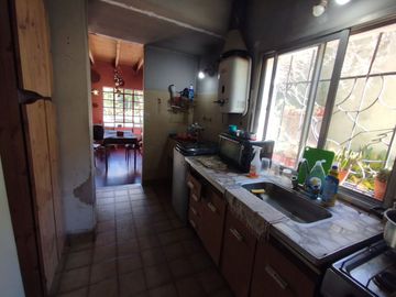 VENTA CASA 4 AMBIENTES LOMAS DE ZAMORA FONDO LIBRE