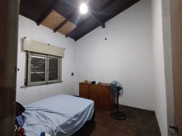 VENTA CASA 4 AMBIENTES LOMAS DE ZAMORA FONDO LIBRE