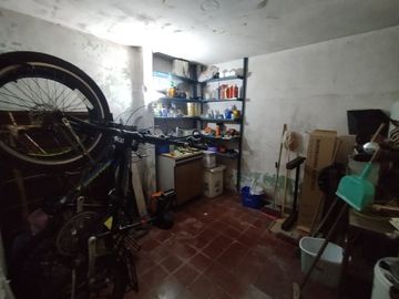 VENTA CASA 4 AMBIENTES LOMAS DE ZAMORA FONDO LIBRE