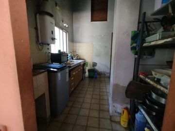 VENTA CASA 4 AMBIENTES LOMAS DE ZAMORA FONDO LIBRE
