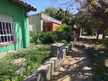 VENTA CASA 4 AMBIENTES LOMAS DE ZAMORA FONDO LIBRE